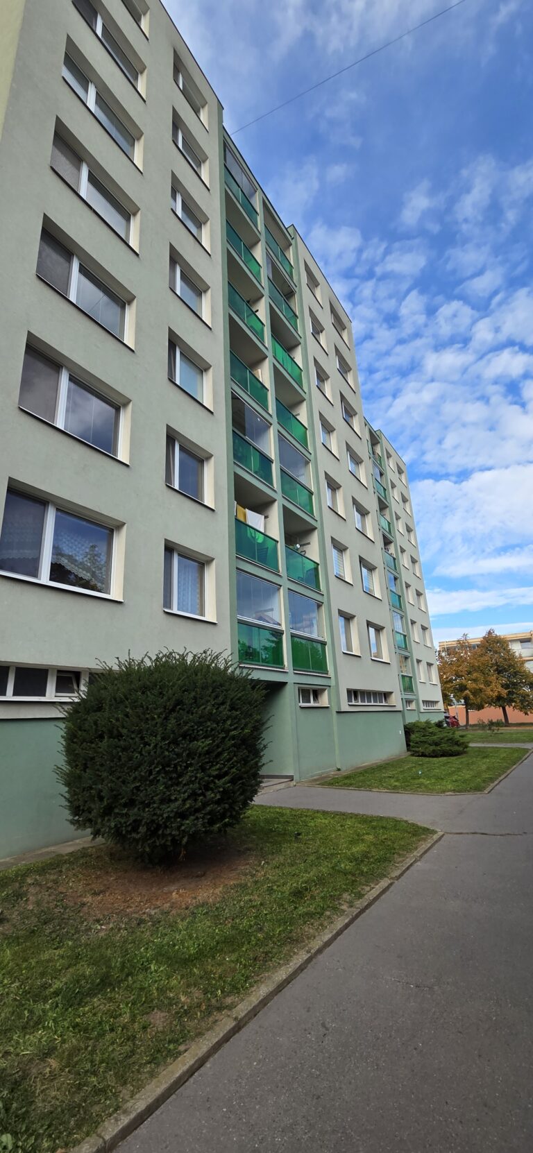 Pohled na zelené balkony domu Chodovická z opačné strany