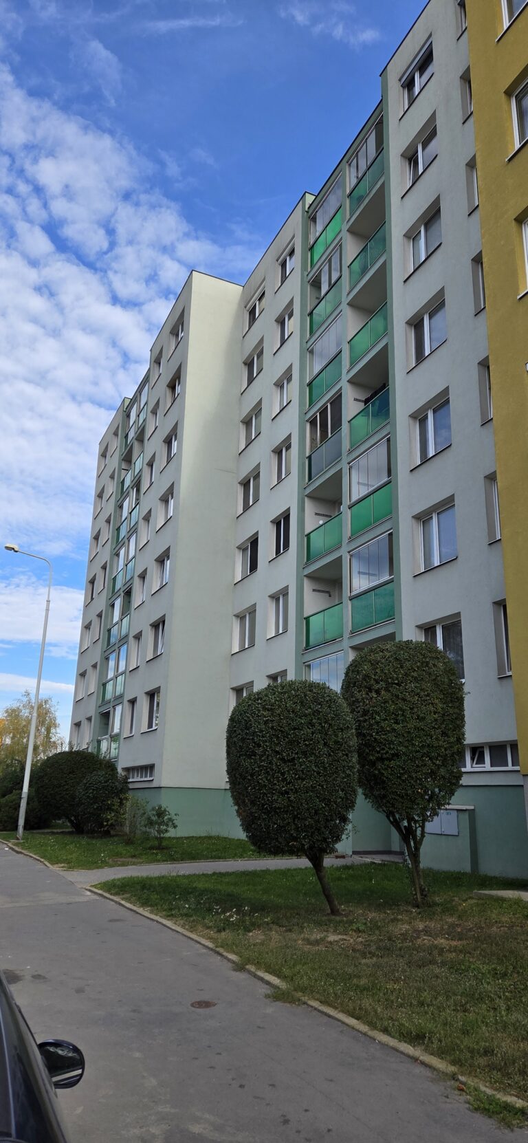 Průčelí domu Chodovická se zelenými balkony a upravenou zelení